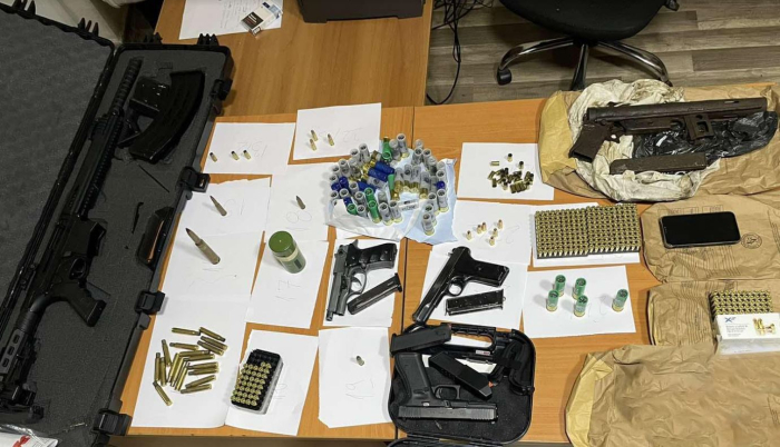 Претрес во тетовска Шипковица, пронајдена поголема количина оружје и муниција, приведено едно лице