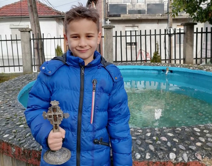 Малиот Павел Ангеловски го фати светиот крст во Дебар