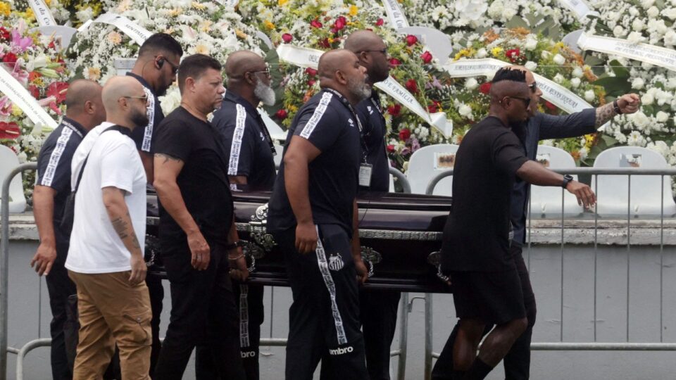 Телото на Пеле поставено на стадионот на Сантос: Илјадници навивачи во солзи се простуваат со „О Реи“