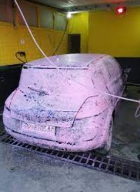 Фрлена експлозивна направа врз авто перална во Скопје