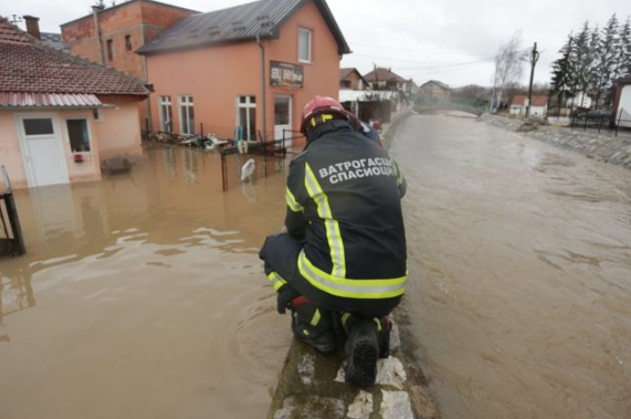Поплави во Србија: Вонредна состојба во пет општини, евакуирани 84 луѓе, по двајца се трага