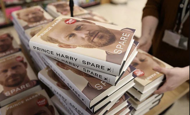 На првиот ден од објавувањето на мемоарите на принцот Хари на англиски јазик продадени рекордни 1.4 милиони книги