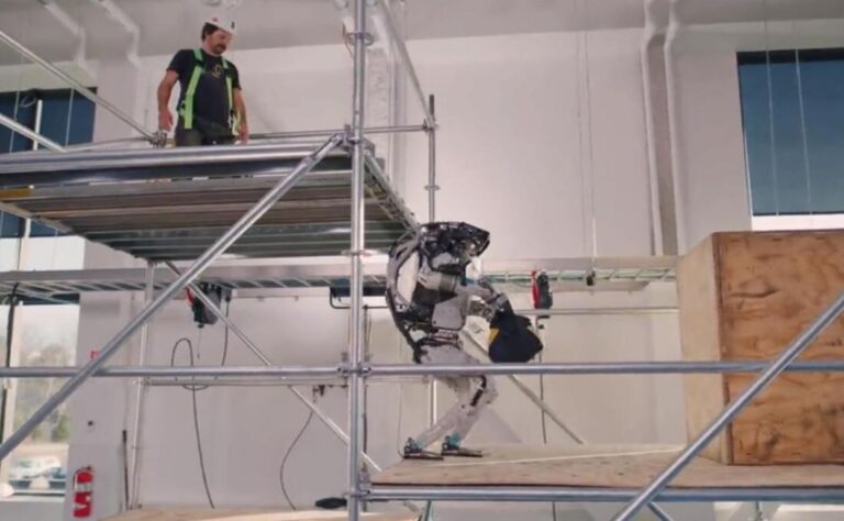 Робот покажа нови вештини: Се качи на градежно скеле, испорача алат и безбедно се врати на земја