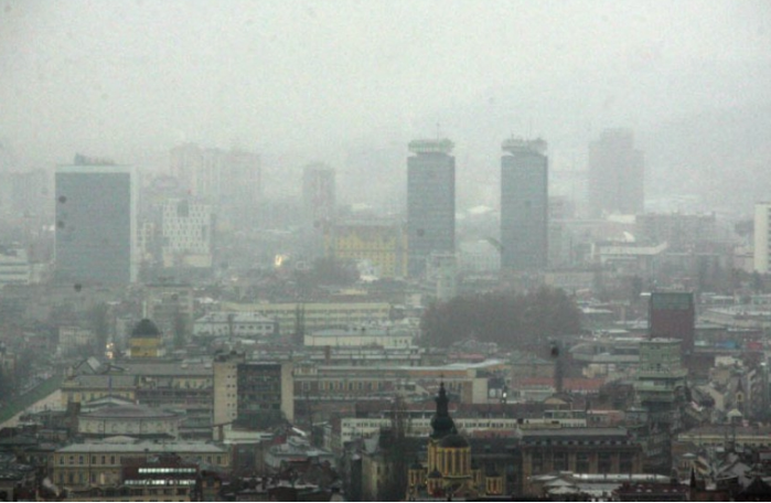 Воздухот во Сараево нема да биде чист ниту до 2026 година, вели премиерот Нихад Ук