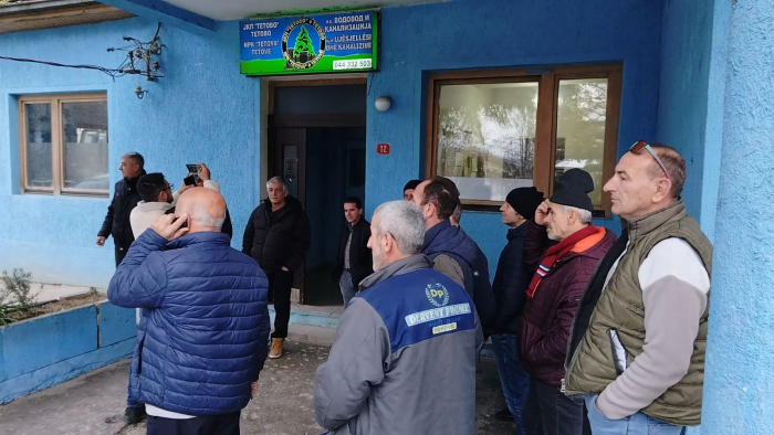 Како се живее, се снаоѓаме: Работниците од Водовод и канализација при ЈКП Тетово си ги бараат заостанатите плати