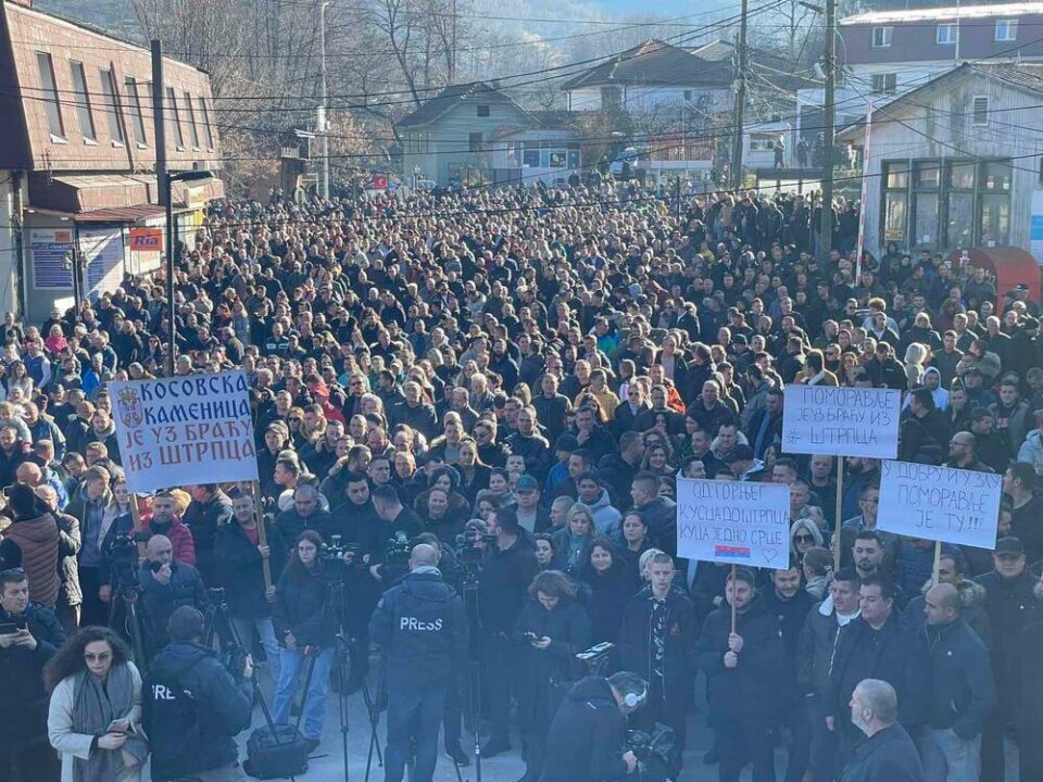 „Стоп за насилството над Србите“: Илјадници на протестот за двете застрелани момчиња во Штрпце