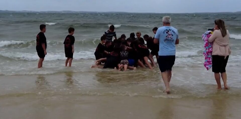 Деца скокнаа по крстот во океан во Сиднеј
