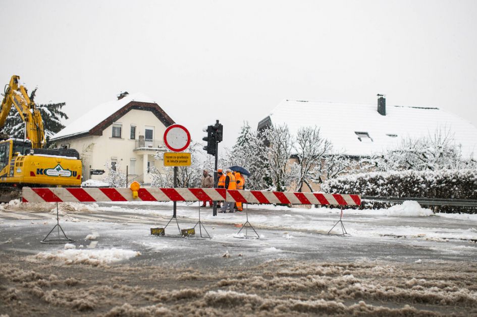 Снегот во Словенија собори над 160 дрвја, а делови од земјата се без струја