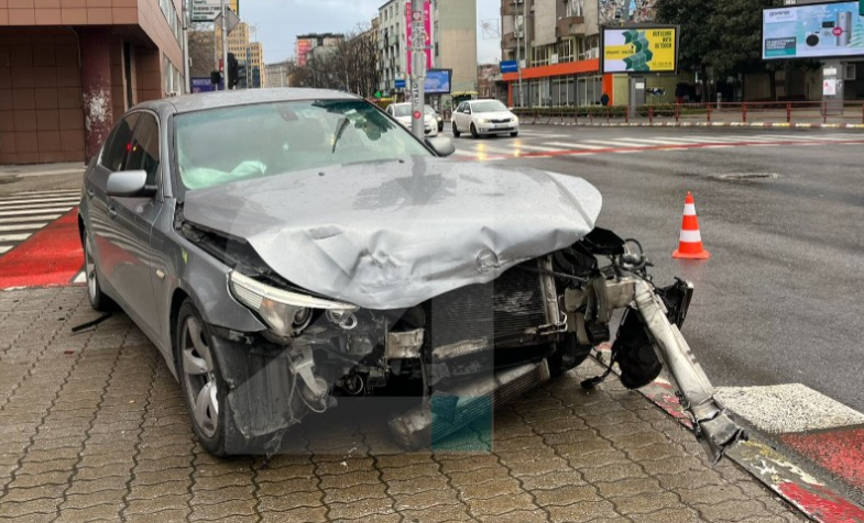Тешка сообраќајка во центарот на Скопје, повреден е и пешак
