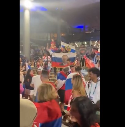 Српски навивачи во Мелбурн извикуваат „Србија-Русија“ и веат знамиња со Путин