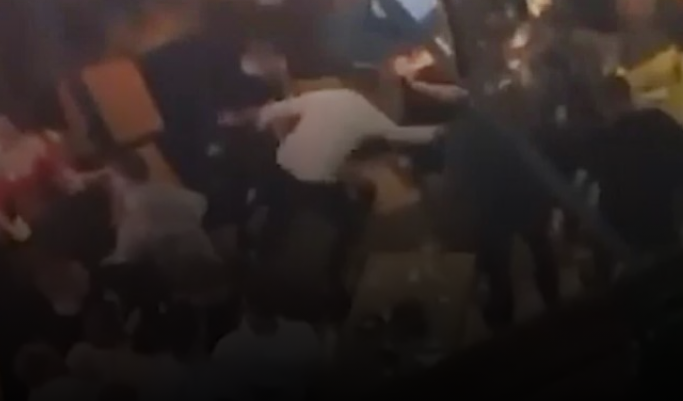 Група тинејџери нападна врсник, се снимаа додека го тепаат