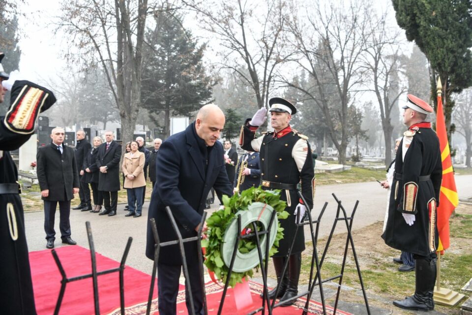 Владина делегaција положи цвеќе на вечното почивалиште на претседателот Глигоров