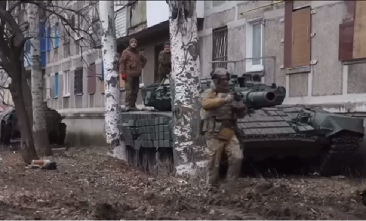„Скај њуз“ објави како Украинците кријат тенкови меѓу станбени згради во Бахмут