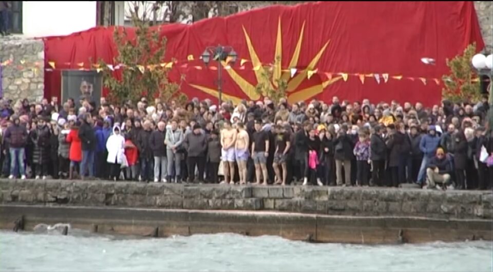 Избегнат голем инцидент на Водици: Полицијата против младите што го поставија знамето со Кутлеш, падна и кривична