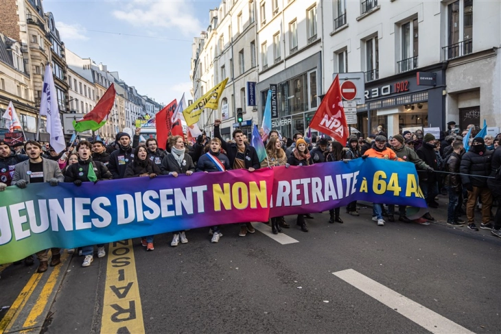 Синдикатите во Франција повикаа на протест во сабота против пензиските реформи