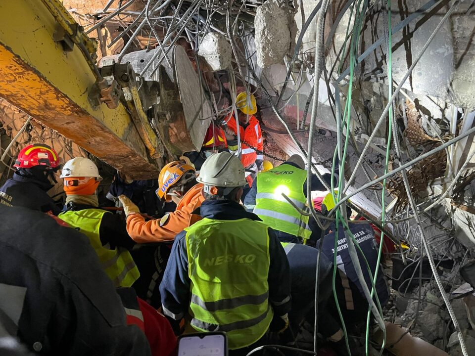 Македонските тимови од ДЗР извлекоа преживеана жена од под урнатините во Турција