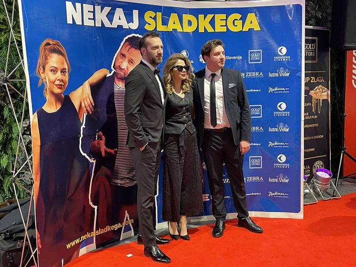Јелена Јованова и Сашко Коцев на црвен килим во Љубљана: Премиера на филмот „Нешто слатко“