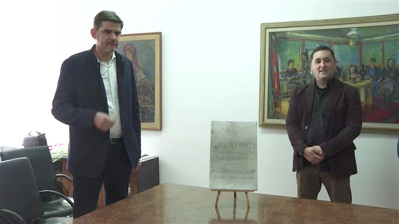 Македонци кои живеат во Виена ја донесоа надгробната плоча на гробот на Тодор Паница во Музејот на Македонија