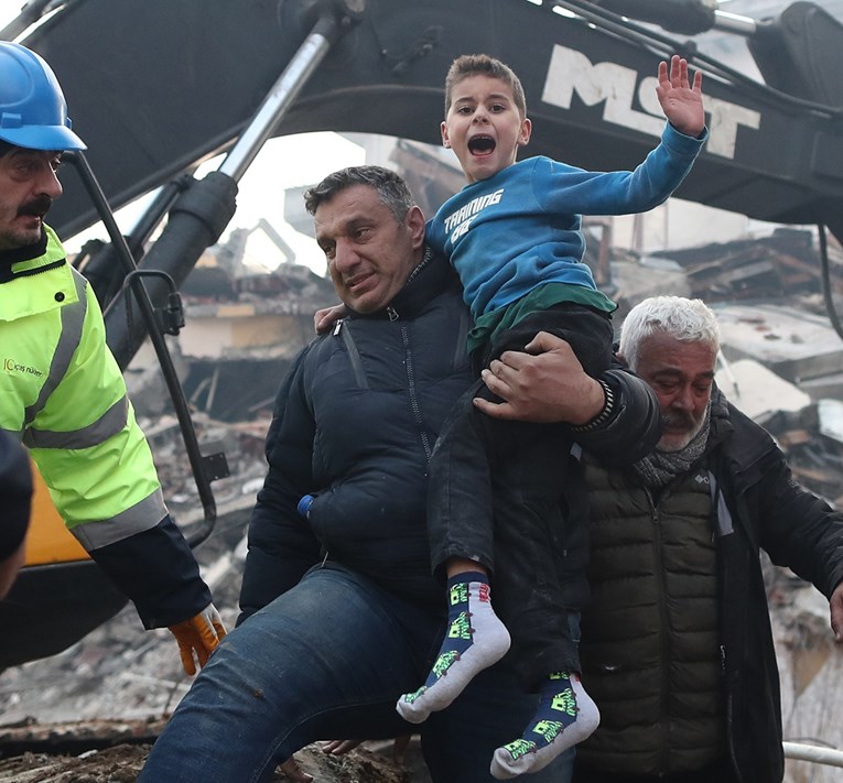 Осумгодишниот Јигит цели 52 часа бил под урнатата зграда и чекал помош
