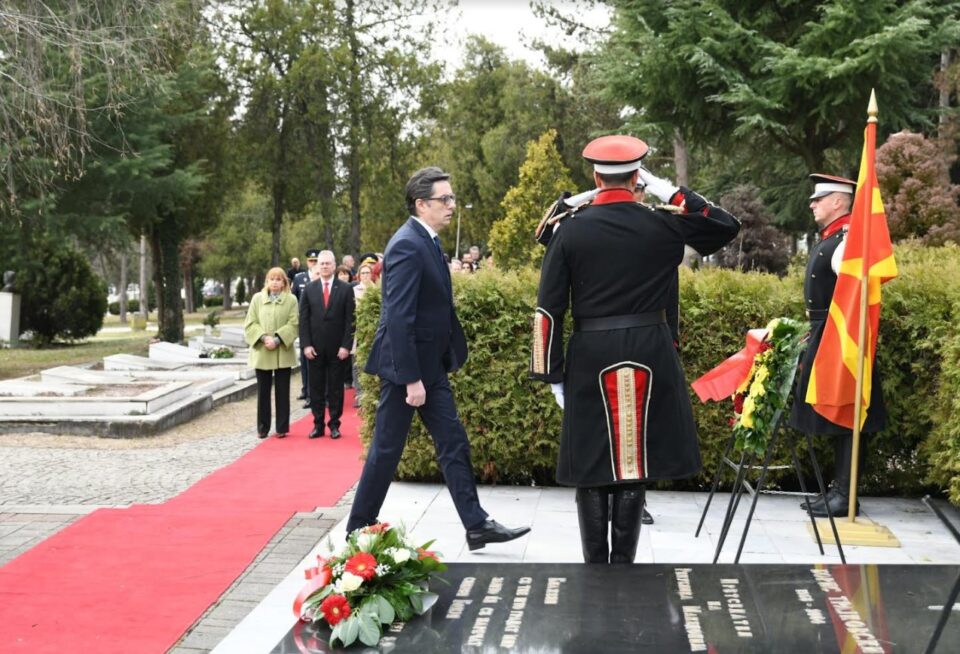 Државата му оддаде почит на загинатиот претседател Борис Трајковски