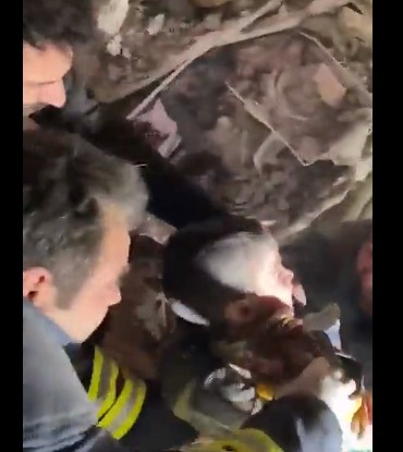 По цели 22 часа поминати под урнатините, во Турција е спасено тригодишно момче