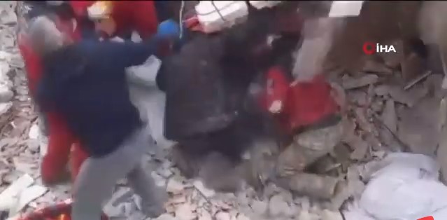 Дел од куќа се урна врз спасувачите додека се обидуваа да извлечат луѓе под урнатините во Турција