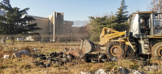 „Комунална хигиена“ собрала 170 кубни метри отпад околу комплексот факултети при УКИМ