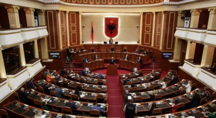 Не е напнато само во нашето Собрание: И албанскиот парламент ја прекина седницата, снема и струја
