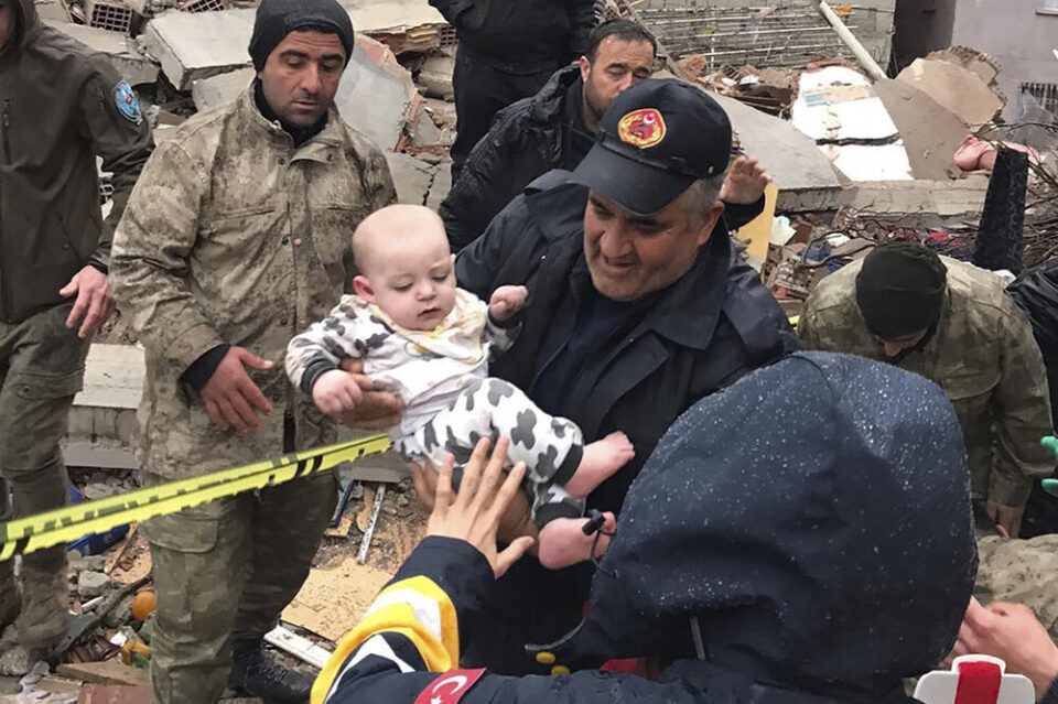 Бебе извлечено од урнатините по разорниот земјотрес