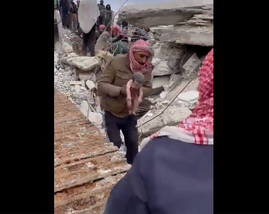 Жена се породила под урнатините во Сирија, бебето здраво, мајката починала