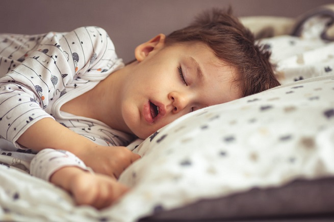 Научно одредени знаци кога детето треба да престане со редовната попладневна дремка