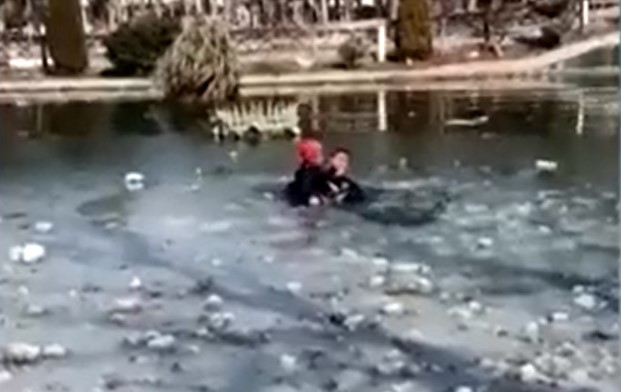 Сакаше да посегне по играчка, па падна во замрзнато езеро: Девојче од Турција кое го преживеа земјотресот за малку ќе загинеше во несреќа