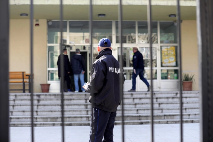 Дојави за бомби во 31 училиште во Скопје