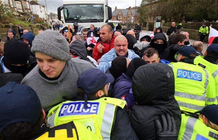 Тројца уапсени на насилен протест против баратели на азил во Англија