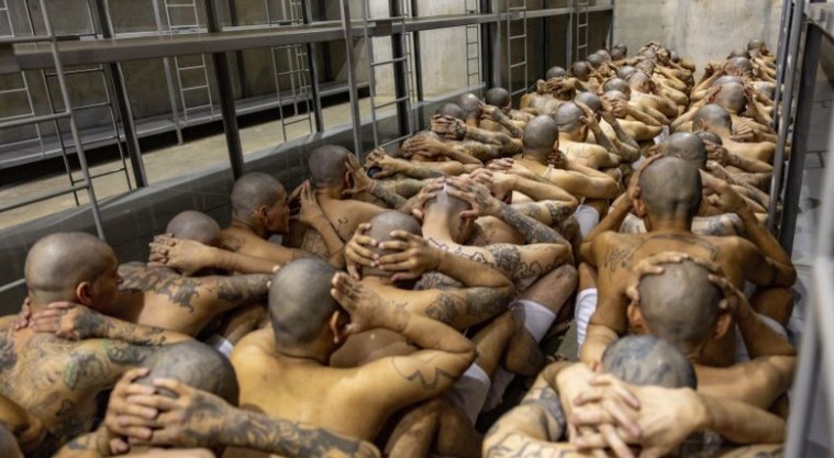Ги третираат како робови: Вака изгледа најсуровиот затвор во Ел Салвадор