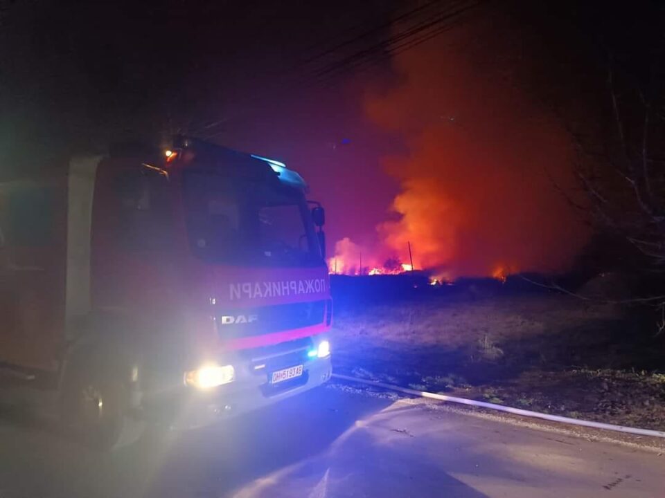 Подметнувачите мора да се казнат! Уште една трска гореше во Охрид, пожарникарите 4 часа внимавале да не бидат зафатени и околните куќи