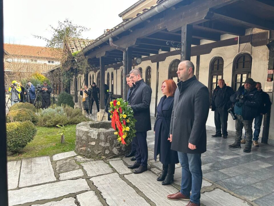 Мицкоски се поклони пред гробот на Гоце Делчев, надвор останаа стотици граѓани