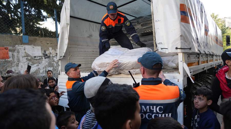Големи шатори, шпорети, oблека: Русија испрати 36 тони хуманитарна помош за Турција