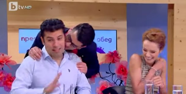 Чиста љубов: Маж страсно го бакнува Кирил Петков