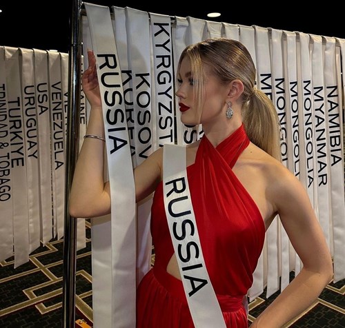 „Ја носеше бојата на крвта, никој не ме праша како се чувствувам“: Мис Украина бесна што морала да биде во исто друштво со Мис Русија