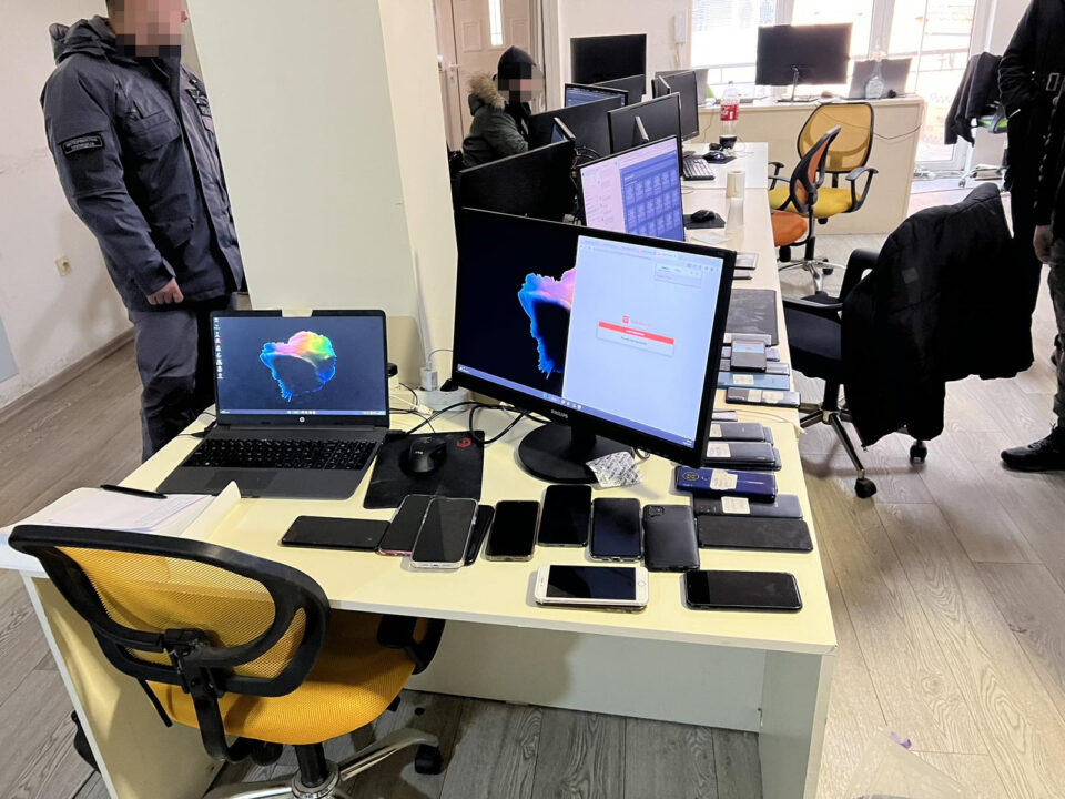 Се коцкале по станови во Скопје: МВР одзело 50 лаптопи, 351 мобилен, уапсени 11 Турци