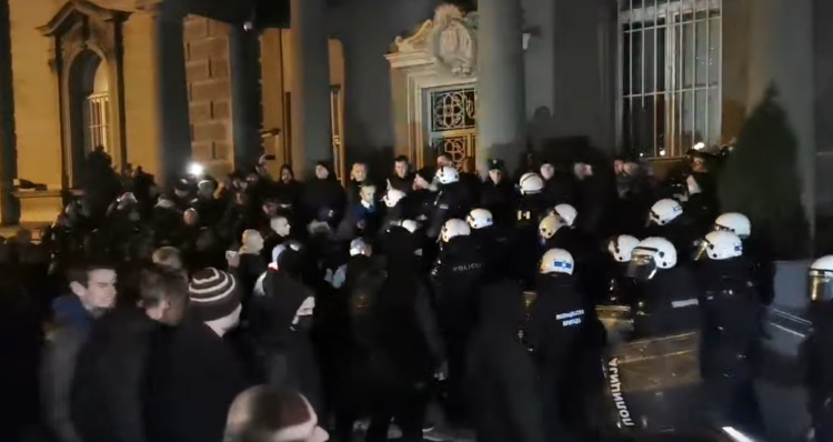 Се фрлаа јајца, се турна оградата: Спречен поголем инцидент откако толпата демонстранти нагрна кон Претседателството во Белград