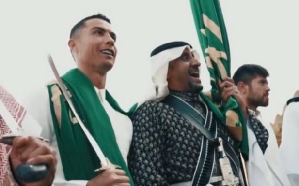 Роналдо со сабја во рацете го прослави националниот ден на Саудиска Арабија