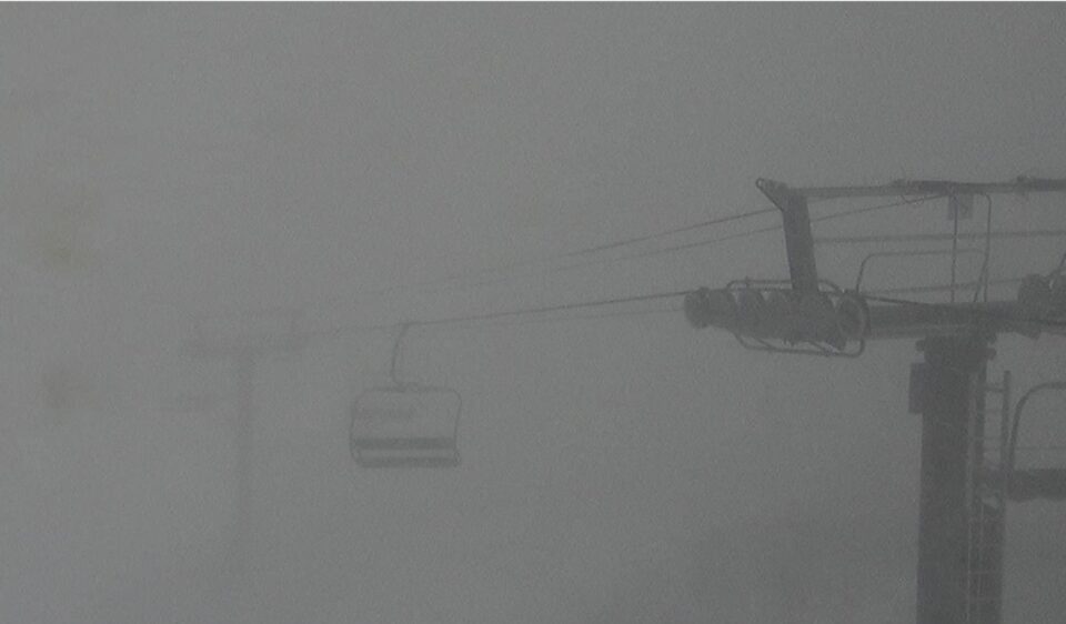 Малолетници спасени од ски-лифтот на Попова Шапка, откако поради магла и ветер не можеле да слезат