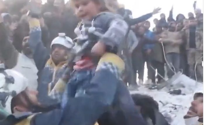 Спасени мајка и 4 деца по 40 часа под урнатините во Сирија, извлекувањето било проследено со аплауз и огромна радост