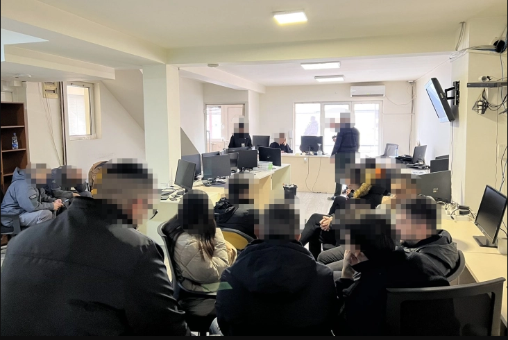Во нелегални коцкарници во Скопје запленети 50-ина лаптопи и уапсени десетина странски државјани