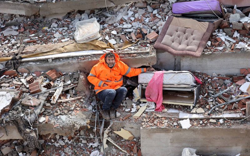 Граѓаните на Турција бесни на властите: Никој не ни помага, сами копаме низ урнатините