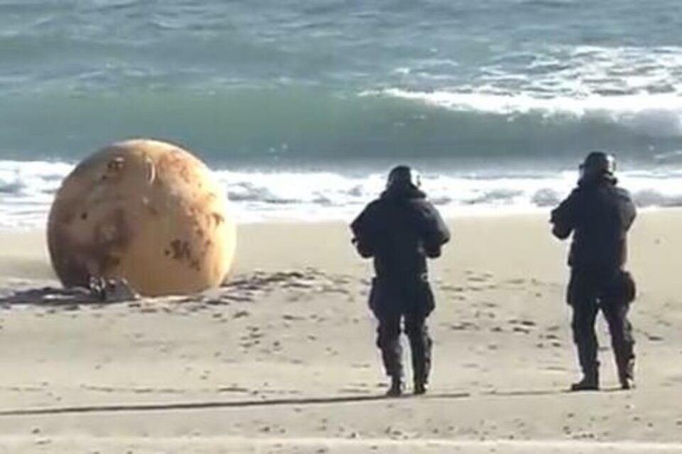 Мистериозна џиновска топка се појави на плажа, полицијата го опкружи просторот