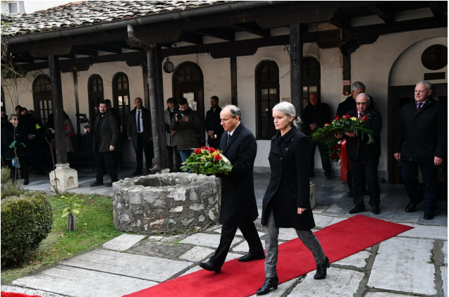 Делегација на Демократскиот сојуз положи цвеќе пред вечното почивалиште на Гоце Делчев