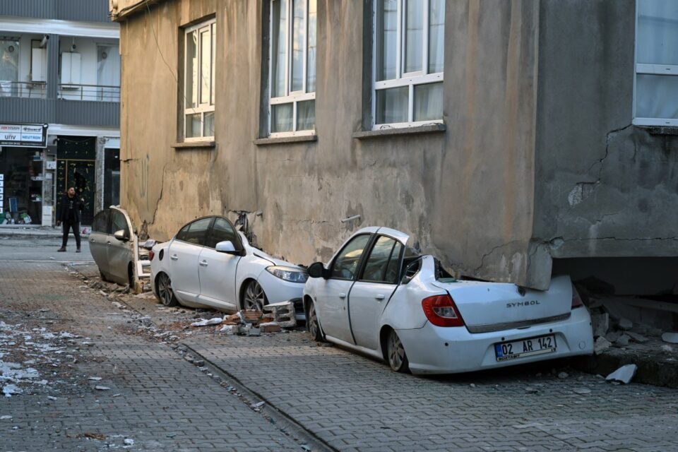 Зграда во Турција ги голтна автомобилите